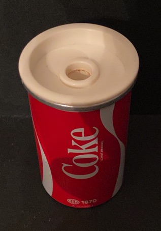 5717-1 € 1,50 coca ocla puntenslijper in vorm van blikje met witte deksel.jpeg